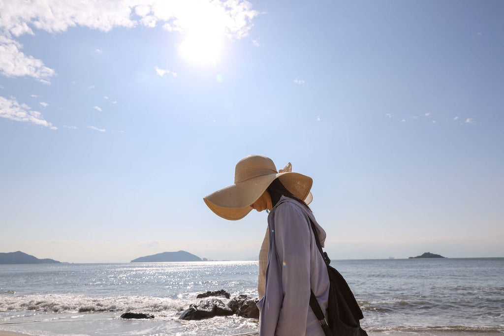 What should a perfect beach hat have?